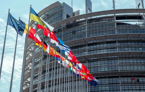 Edificio del parlamento europeo estrasburgo con banderas