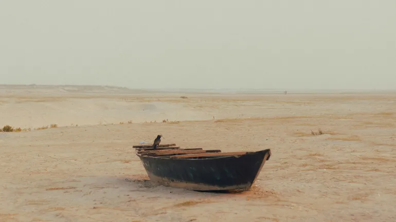 Pequeño bote flotando en un paisaje desértico