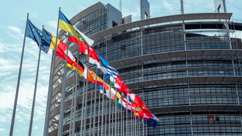 Edificio del parlamento europeo estrasburgo con banderas