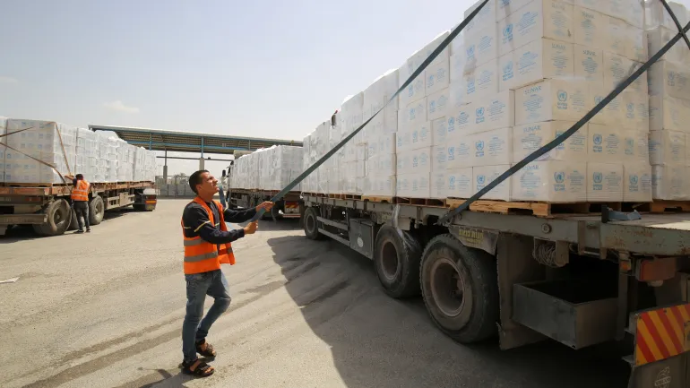 Camiones cargando ayuda humanitaria