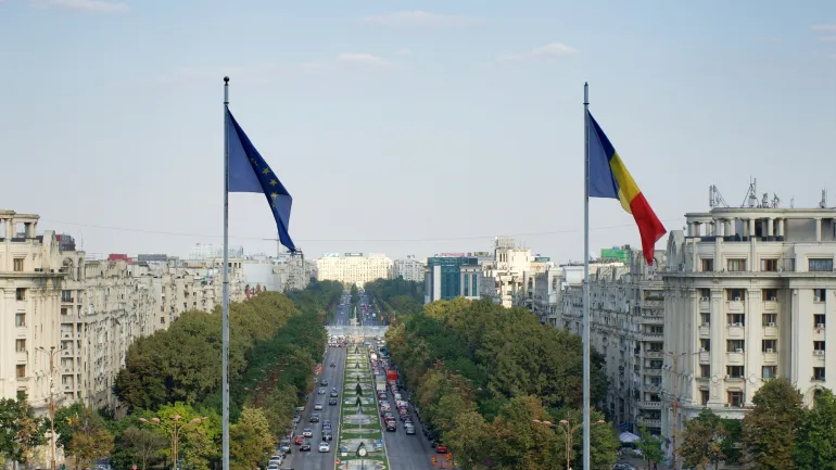 Imagen de Bucarest con las banderas de Rumanía y de la Unión Europea