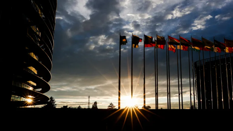 Banderas de la Unión Europea junto al edificio del Parlamento Europeo en Estrasburgo