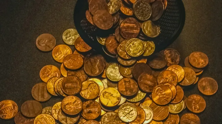 Monedas redondas de oro sobre tela negra