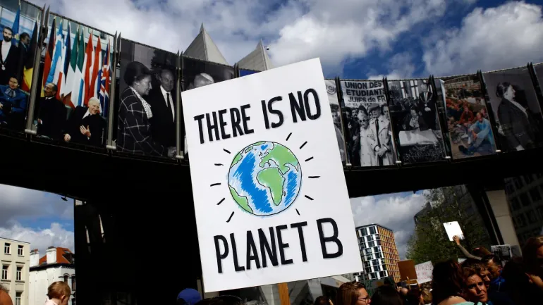 Protesta por el cambio climático delante del Parlamento Europeo, con una pancarta donde han escrito "There is no planet B"
