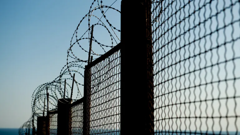 Frontera con un muro de alambre de púas