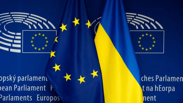 Bandera ucraniana al lado de la bandera de la Unión Europea