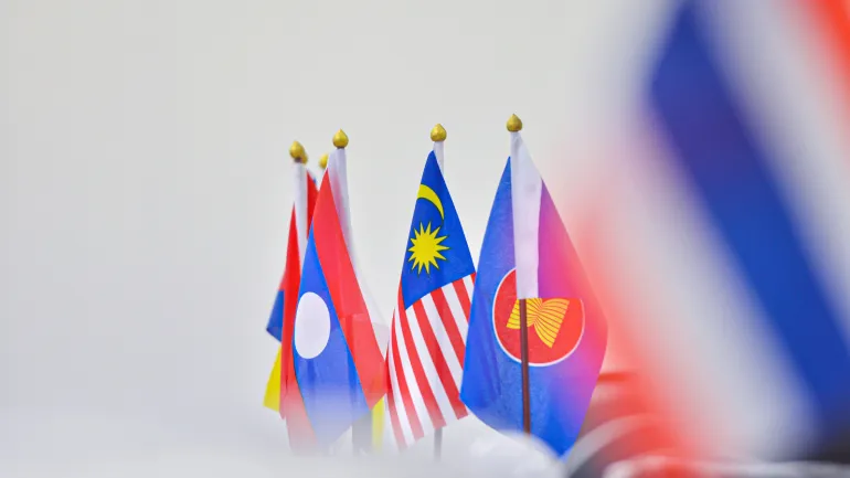 Bandera de la ASEAN junto a las banderas de los países de la comunidad