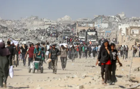 Imagen de personas desplazadas en Gaza transportando harina y ayuda alimentaria